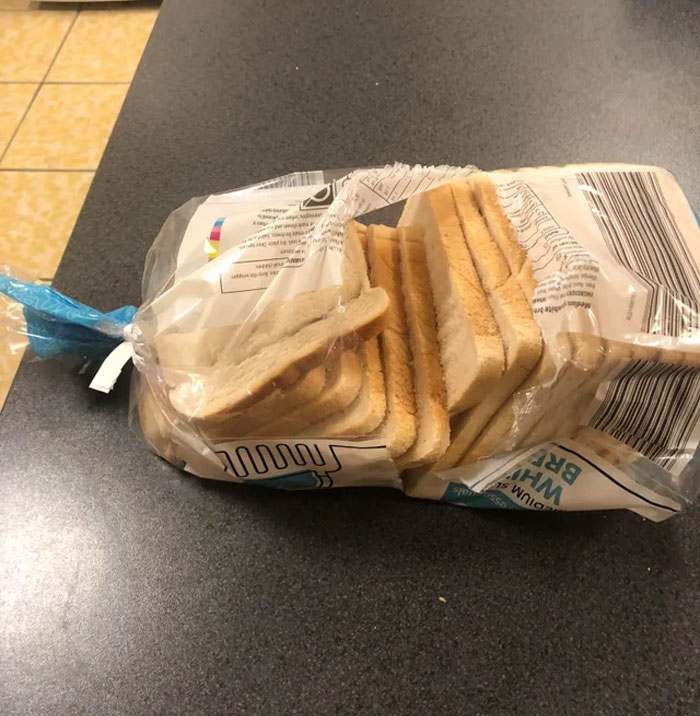 La forma cavernícola en que mi compañero de trabajo ha abierto su pan