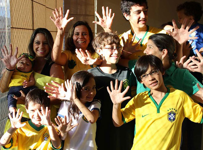 Brazilian Family All Have 12 Fingers And Toes Due To Genetic Condition "Polydactyly"