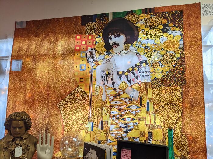 Encontré esta magnífica obra de arte en una tienda de segunda mano en Knoxville. No sé quién fue el artista, pero creo que Freddie en el estilo de Gustav Klimt fue una idea fantástica
