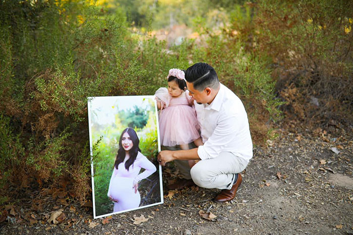 Este esposo recreó la sesión de fotos con su difunta esposa embarazada, esta vez con su hija de 1 año