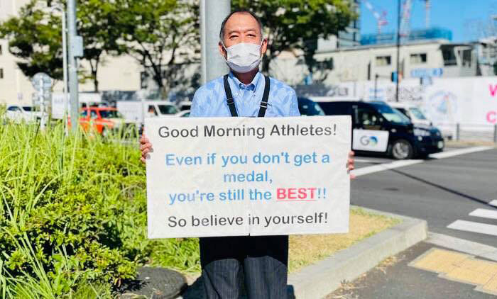 Este hombre se paraba frente a la Villa Olímpica de Tokio todos los días para motivar a los atletas