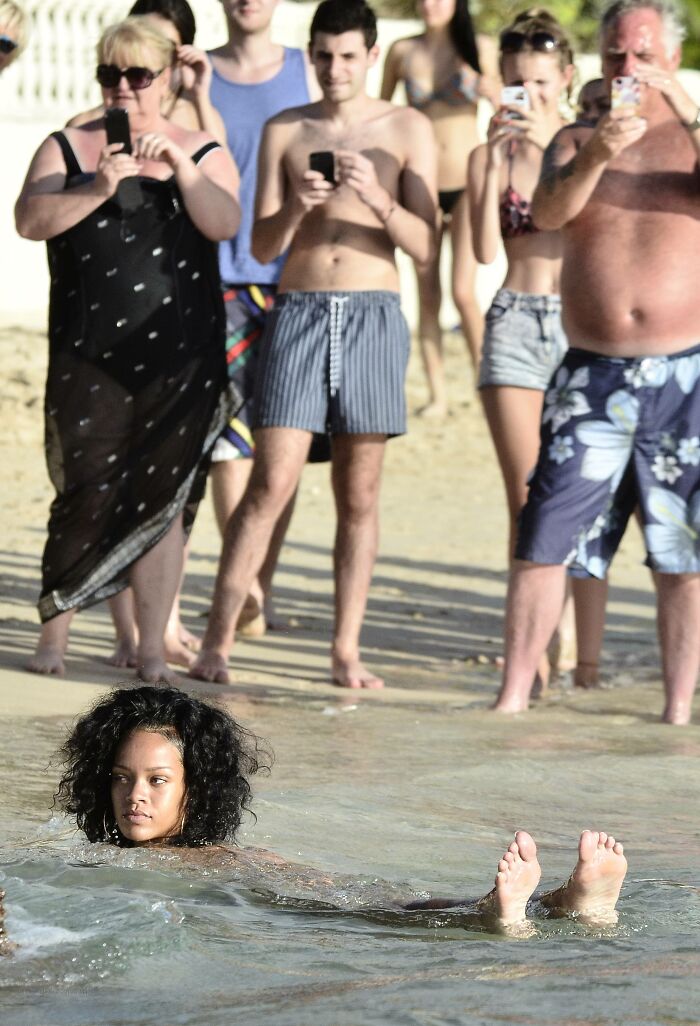 Rihanna intentando bañarse en paz
