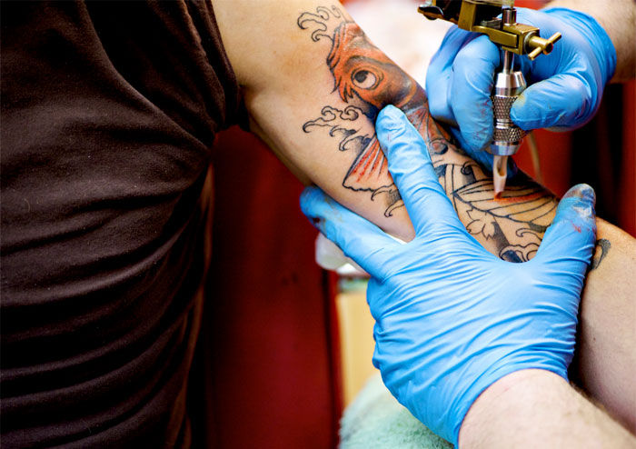 16 Tatuadores que tuvieron que lidiar con los peores "vírgenes del tatuaje", tal y como se comparte en este grupo online
