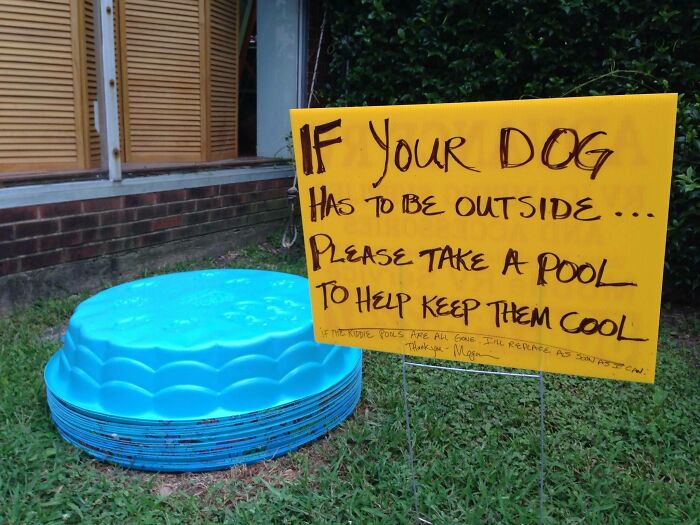 Vi esto mientras caminaba por un pequeño pueblo en VA - Es bueno saber que alguien está cuidando a todos los cachorros en este calor de verano