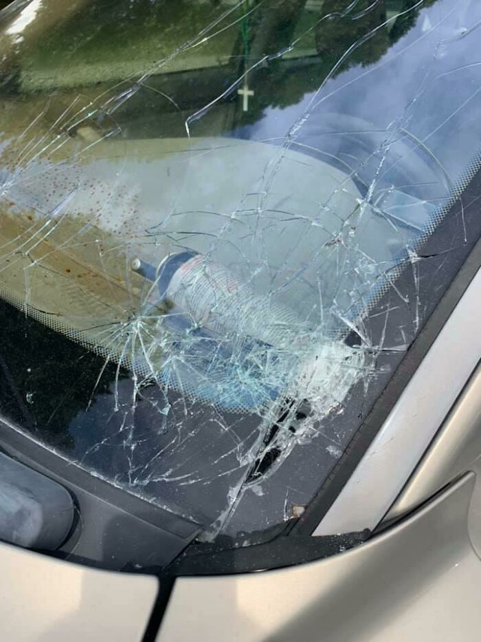 Un amigo se olvidó de que tenía repelente de oso en su coche y el sol lo convirtió en un misil que rompió el parabrisas y cubrió el interior de espuma