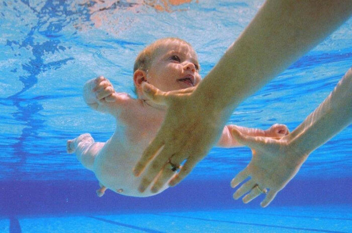 El bebé de Nevermind saliendo de la piscina