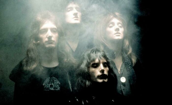 Queen filmando el icónico video musical de Bohemian Rhapsody en 1975