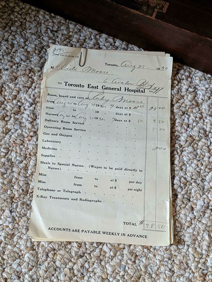 Este recibo de la factura del hospital que le cobraron a mi bisabuela cuando tuvo a mi abuelo en 1930, el costo total fue de 38 dólares