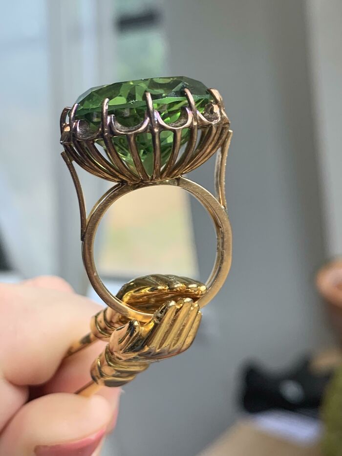 Encontré este anillo en el contenedor el lunes. Lo tasé ayer y descubrí que es un anillo de oro hecho a mano de los años 60-70. El oro es de 14 quilates y vale más de 200 dólares (la piedra es de cristal). También encontré esas pequeñas manos con él jaja