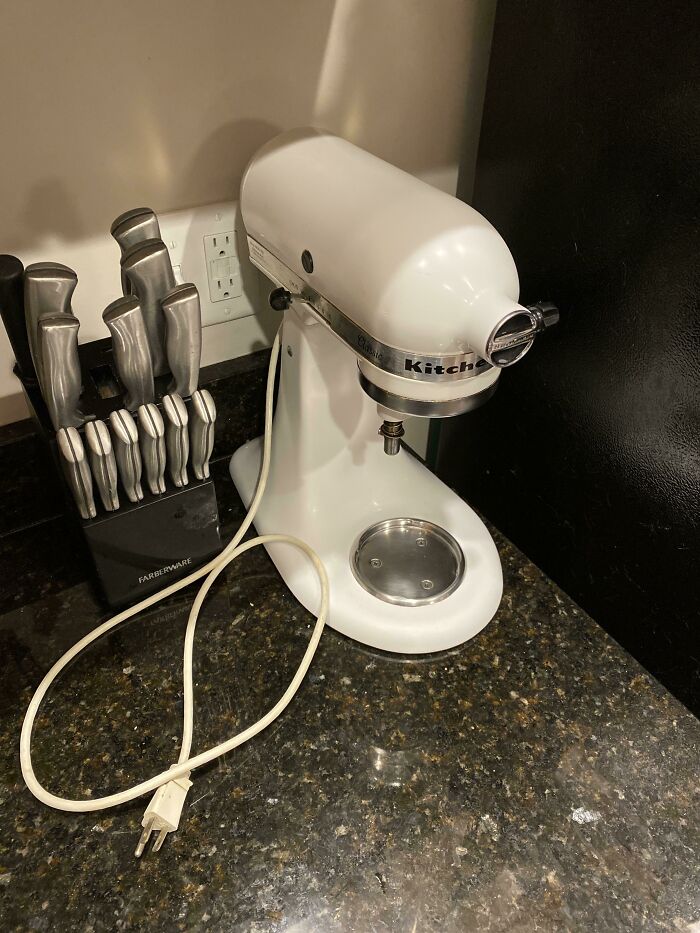 While Walking The Dog In The Rain, We Stumbled Upon A White Whale Among A Pile Of Trash. A Working Kitchenmaid Mixer That Cleaned Up Pretty Well