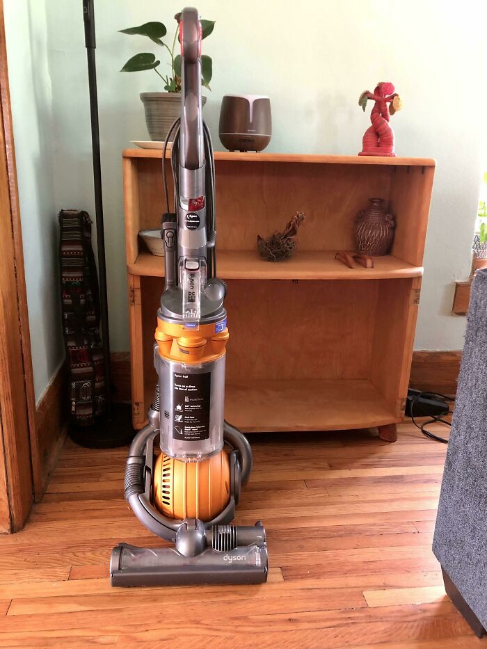 Found A Dyson Dc25. Power Button Wasn’t Working. Cleaned It Up And Fixed The Button. Good As New