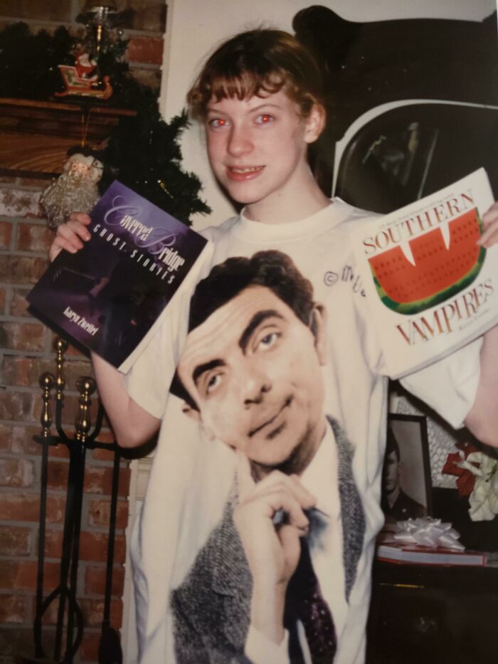 Acá estoy exhibiendo mis libros de vampiros con una remera de Mr. Bean puesta