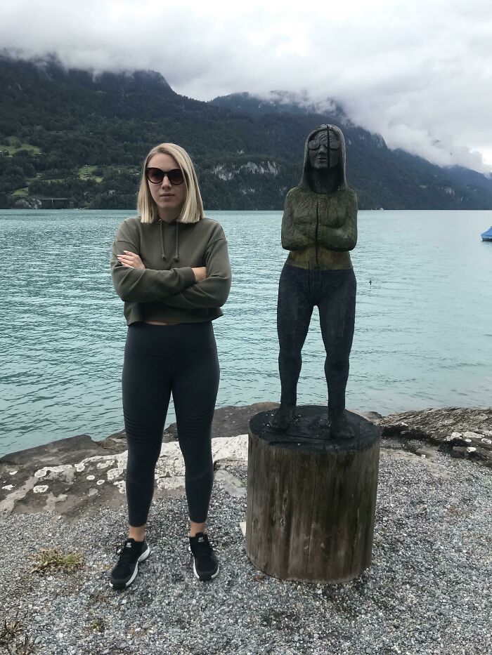 Cuando fui a Suiza y resultó que me veía exactamente igual que esta estatua de madera al azar