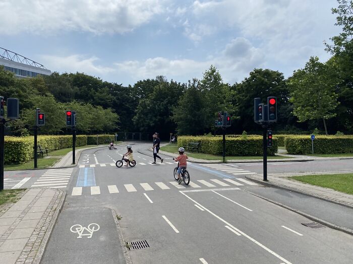 Un parque infantil de tráfico en miniatura en Copenhague donde los niños aprenden a ir en bicicleta en el tráfico