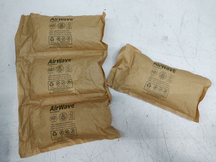 Un proveedor nuestro ahora llena sus paquetes con cojines de aire hechos de papel en lugar de plástico