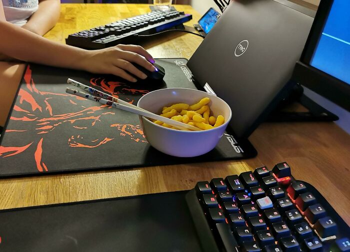 The Way My Wife Eats Cheetos Without Messing Up Her Mouse