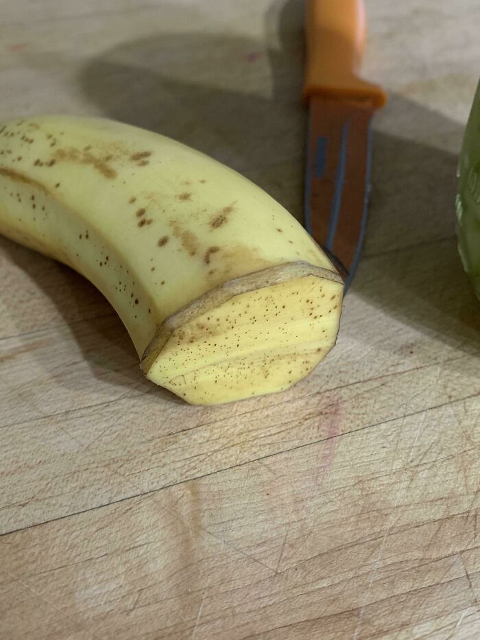 Mi prometido cubrió el extremo de un plátano cortado con la cáscara del plátano