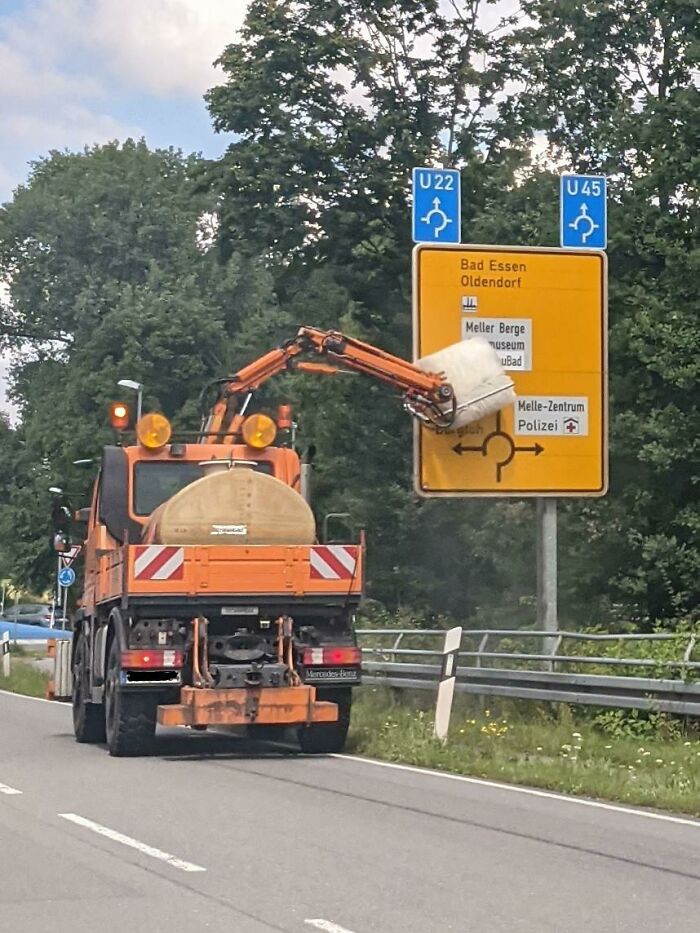 Un vehículo de limpieza de señales de tráfico, con jabón, agua, un cepillo y algún tipo de cera reflectante (¿o algo así?). Es la primera vez que veo uno en Alemania