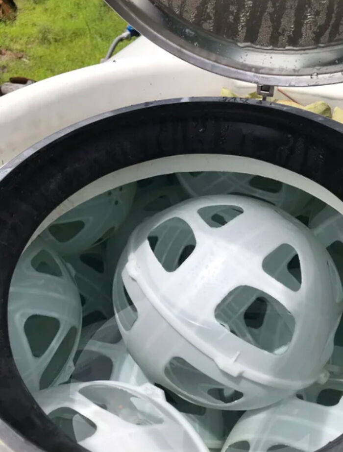 En caso de que nunca lo haya visto, estas bolas deflectoras se utilizan dentro de los camiones de agua para evitar que el agua se desplace de lado a lado mientras se conduce