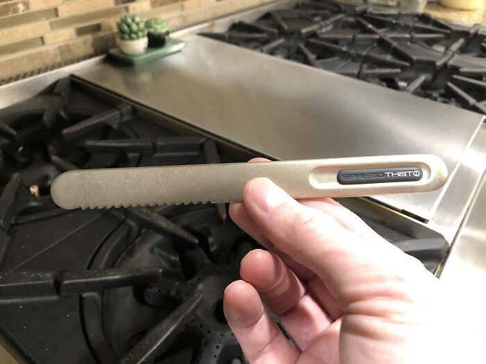 Este cuchillo de mantequilla recubierto de titanio con tubos de calor internos de aleación de cobre. Está hecho para calentarse cuando se sostiene en la mano, para que sea más fácil untar la mantequilla
