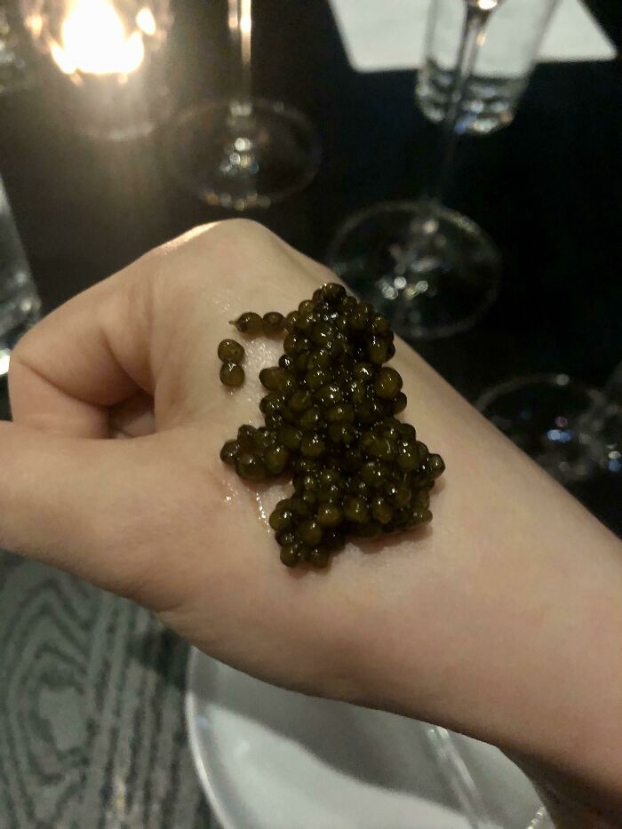Así que se supone que esta es la mejor manera de comer caviar...
