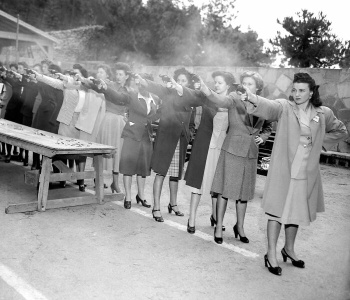 Las mujeres en formación del ejército de tierra practican el disparo de sus revólveres recién entregados, 1948