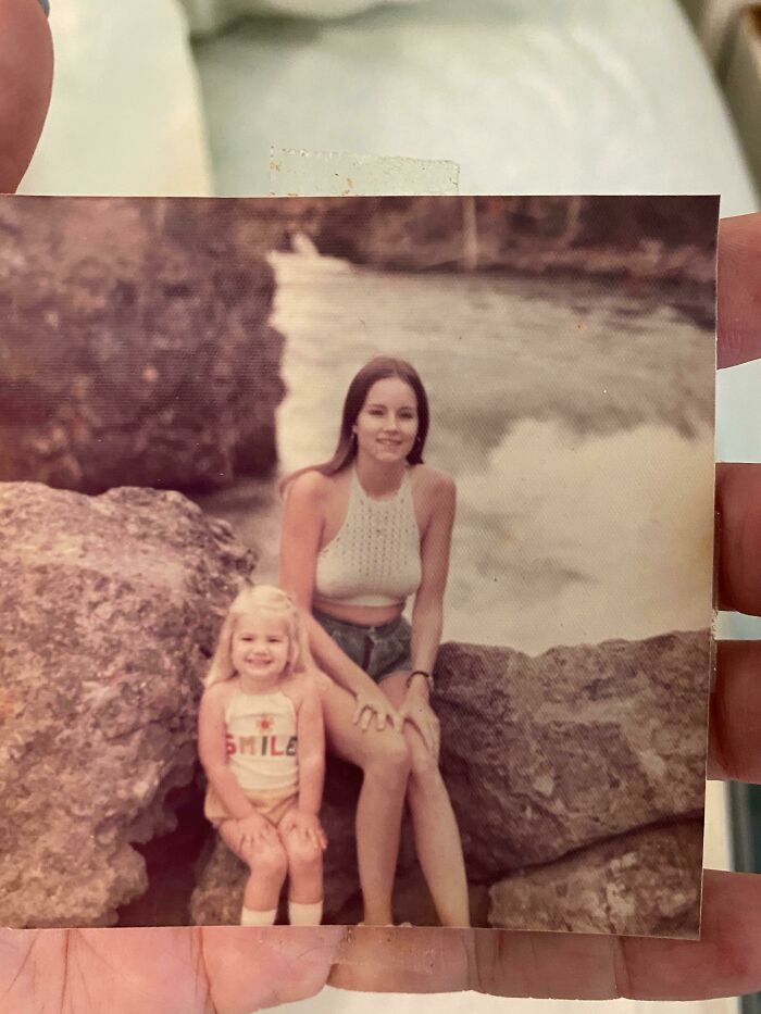 Mi abuela y mi mamá, alrededor de 1974. Mi abuela llevó a mi madre a los parques nacionales durante unos meses, las dos solas