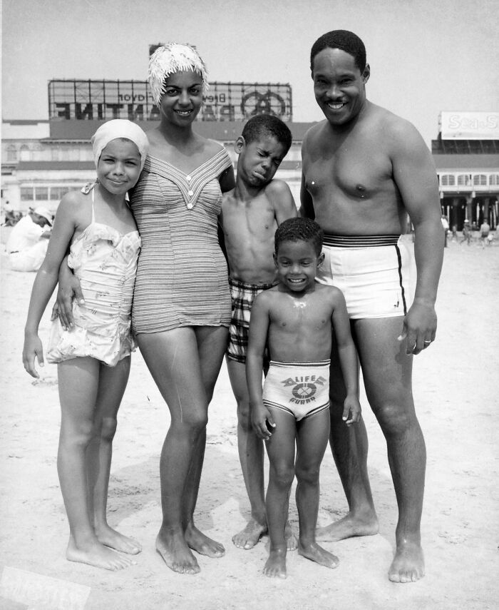 Una excursión familiar feliz en Chicken Bone Beach, la sección segregada de la zona de playa de Atlantic City, Nueva Jersey, años 50 (fotografiada por John W. Mosley)