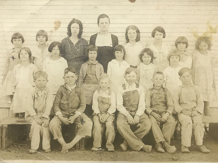 La escuela de mi abuelo en Texas alrededor de los años 30. Siempre se avergonzaba de esta foto porque era demasiado pobre para comprarse unos zapatos