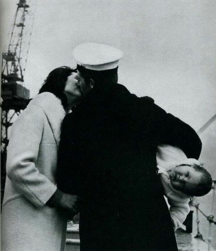 Un marinero "conoce" a su bebé por primera vez después de catorce meses en el mar, en la década de 1940