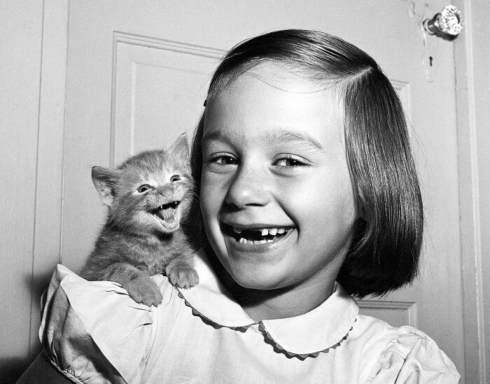 Esta foto de 1955 es una de las más famosas de Walter Chandoha. "Mi hija Paula y el gatito "sonrieron" para la cámara al mismo tiempo. ...pero el gato no está sonriendo, está maullando"