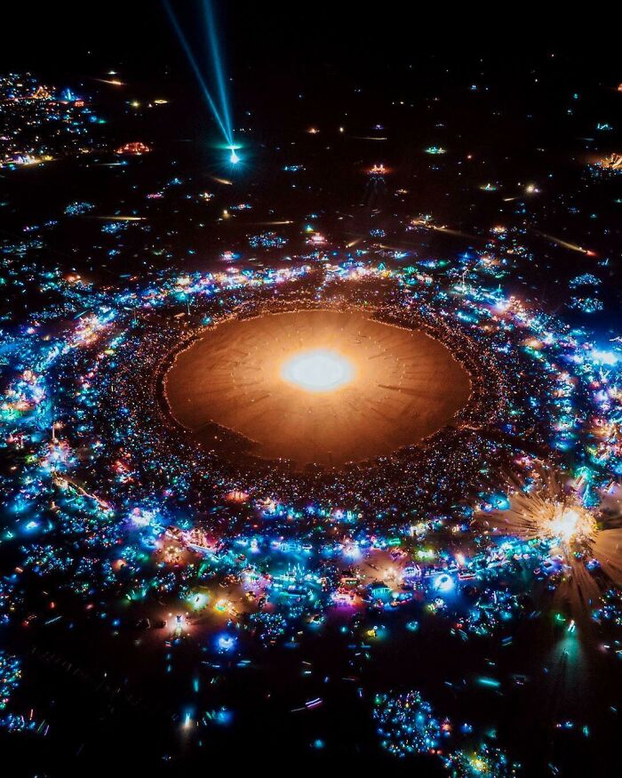 Una foto de Burning Man que parece un sistema solar