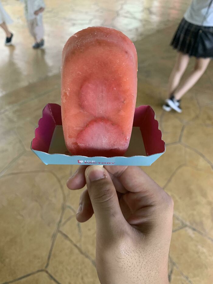 This Ice Lolly I Bought In Korea Has A Little Tray To Prevent It From Melting All Over Your Hands