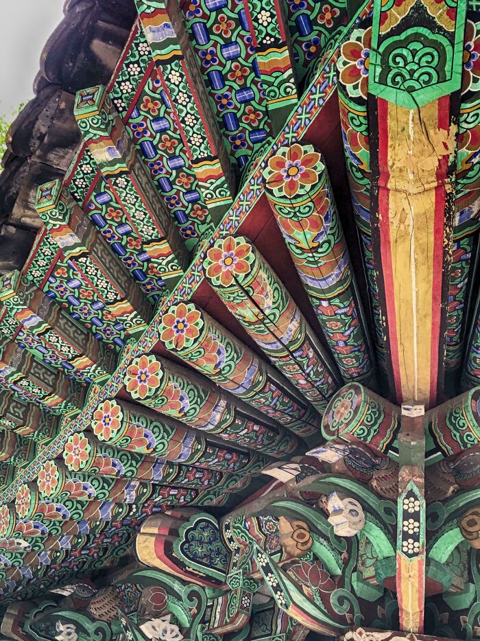 La parte inferior del tejado pintada a mano en un templo en Corea