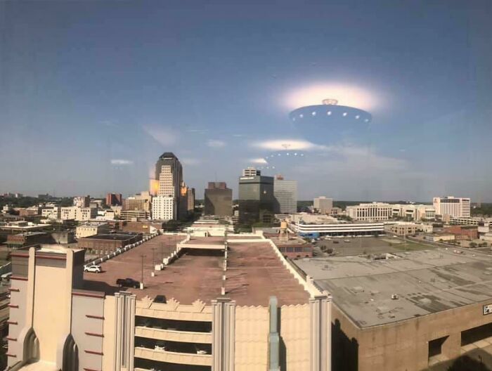 Los reflejos de las luces del techo parecen ser naves alienígenas descendiendo en Shreveport