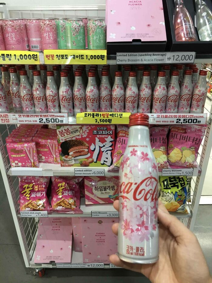 Botellas de Coca Cola con temática de cerezos en flor en Corea del Sur