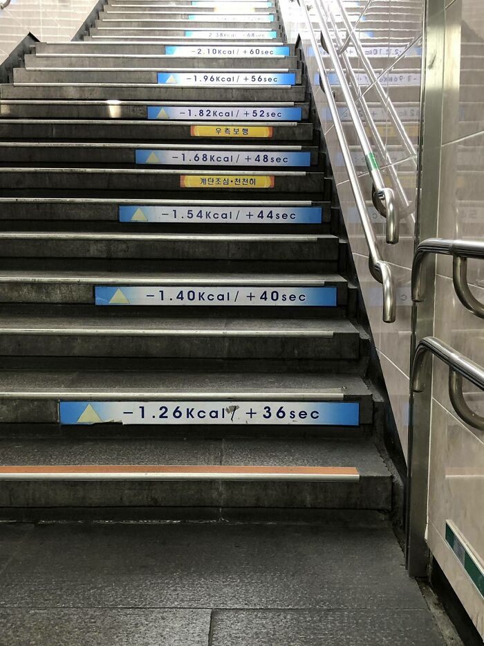 This Staircase At Seomun Market (Daegu, South Korea) Tries To Depict How Many Calories You've Burned And How Many Seconds You've Added To Your Life