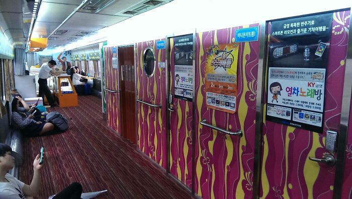 En Corea tienen cabinas de karaoke para una sola persona en el tren