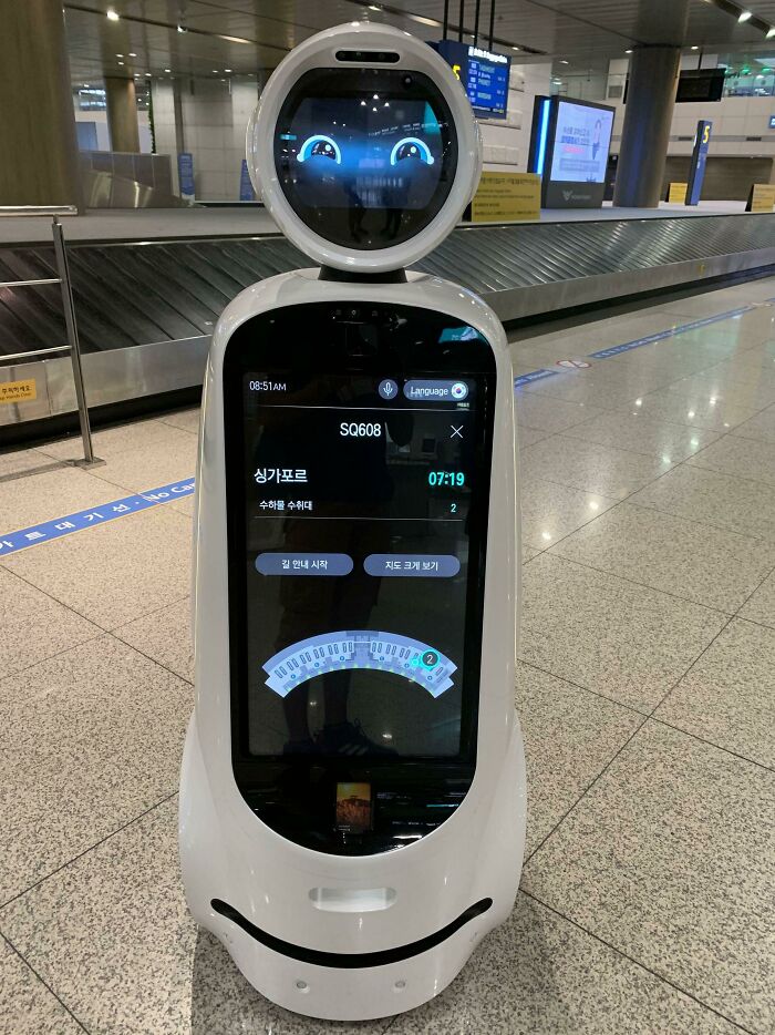 Estos útiles robots que deambulan por el aeropuerto de Incheon, en Seúl, que puedes utilizar para consultar la información de los vuelos