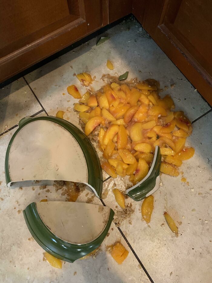 Mi esposa se pasó una hora preparando este crumble de melocotón y acabó llorando justo antes de que mis padres llegaran de visita a nuestra casa