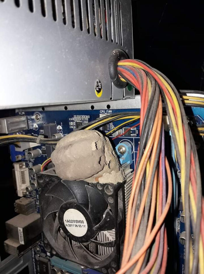 Cliente: Hola, tengo este PC que hace ruido y se apaga lentamente o se apaga sólo. De paso, ¿podría limpiarlo? Yo: ._.