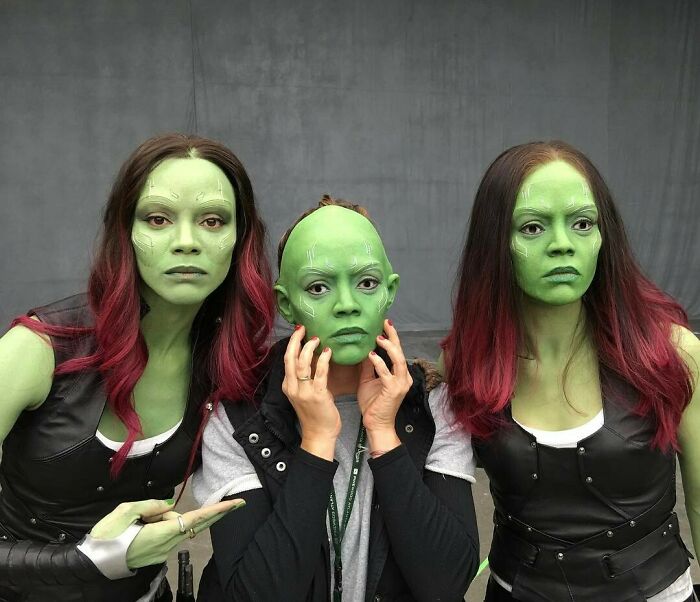 Zoe Saldana junto a sus dobles de riesgo en el set de Guardianes de la Galaxia