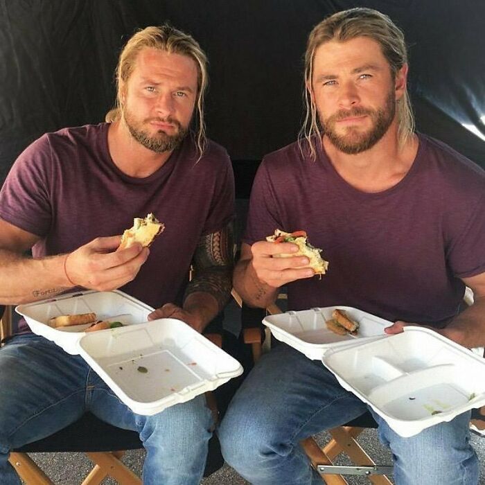 ¿Por qué tener un solo Thor cuando puedes tener dos? El doble de riesgo de Chris Hemsworth, igualmente guapo, nos muestra como consigue los abdominales de un Dios