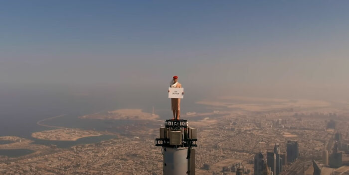 Este anuncio de los Emiratos de una “azafata” en la cima del Burj Khalifa es del todo real: la aerolínea revela cómo fue filmada