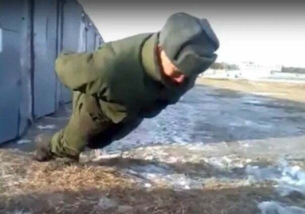 Russian-Soldier-Performs-No-Hands-Push-Ups-610a489475ca0.jpg
