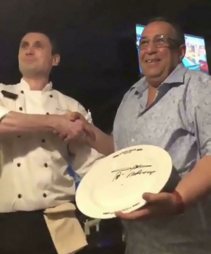 Dad Couldn’t Get A Reservation At A Restaurant, Calls Back Pretending To Be Prime Minister Of Morocco. Gets Best Seat In The House And Signs A Plate For The Chef