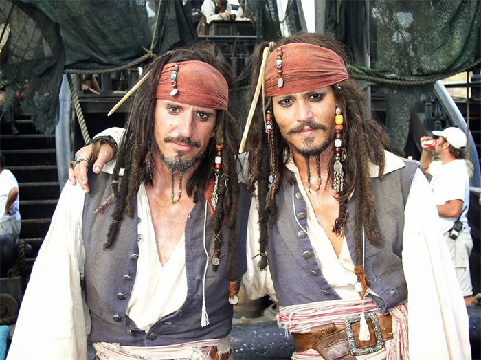 Johnny Depp con su doble de riesgo, Tony Angelotti, en el set de Piratas del Caribe