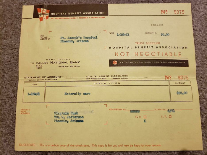 La factura del hospital de mi abuela de 1951 por servicios de maternidad. Total de un nacimiento de un bebé vivo - 50 dólares