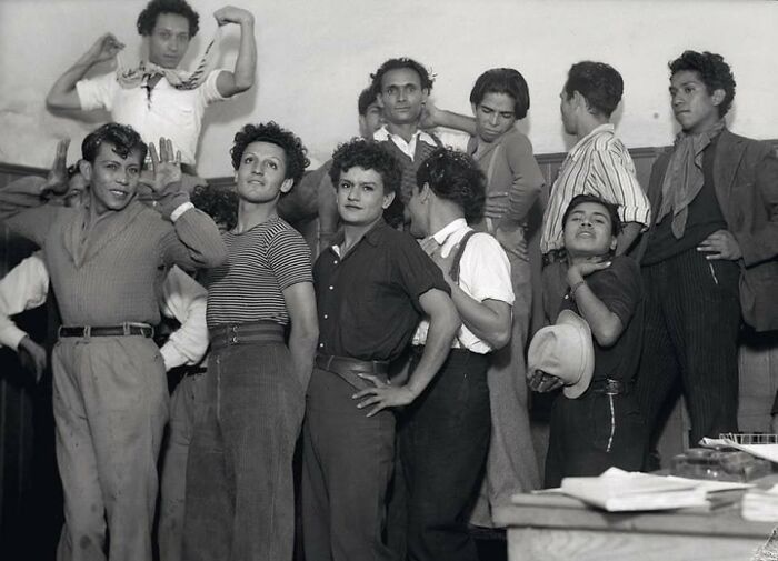 Hombres homosexuales posan para una foto mientras son detenidos en una estación de policía por ser homosexuales en México, 1935