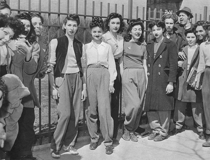 Protesta contra el código de vestimenta del instituto que prohibía los pantalones para las chicas, Brooklyn C.1940
